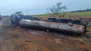 Caminhão com soda cáustica tomba em rodovia