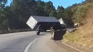 Caminhão tomba na pista enquanto fazia curva