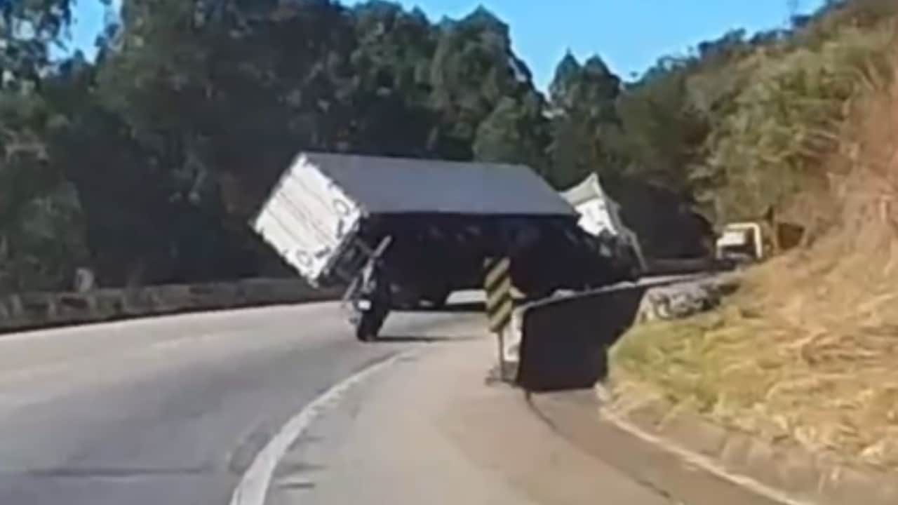 Caminhão tomba na pista enquanto fazia curva