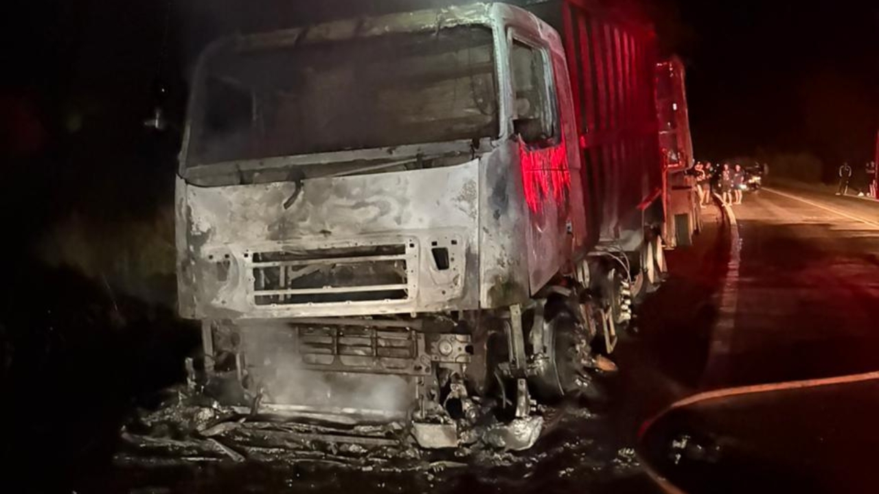 incêndio em carreta na BR-040; carreta consumida pelo fogo