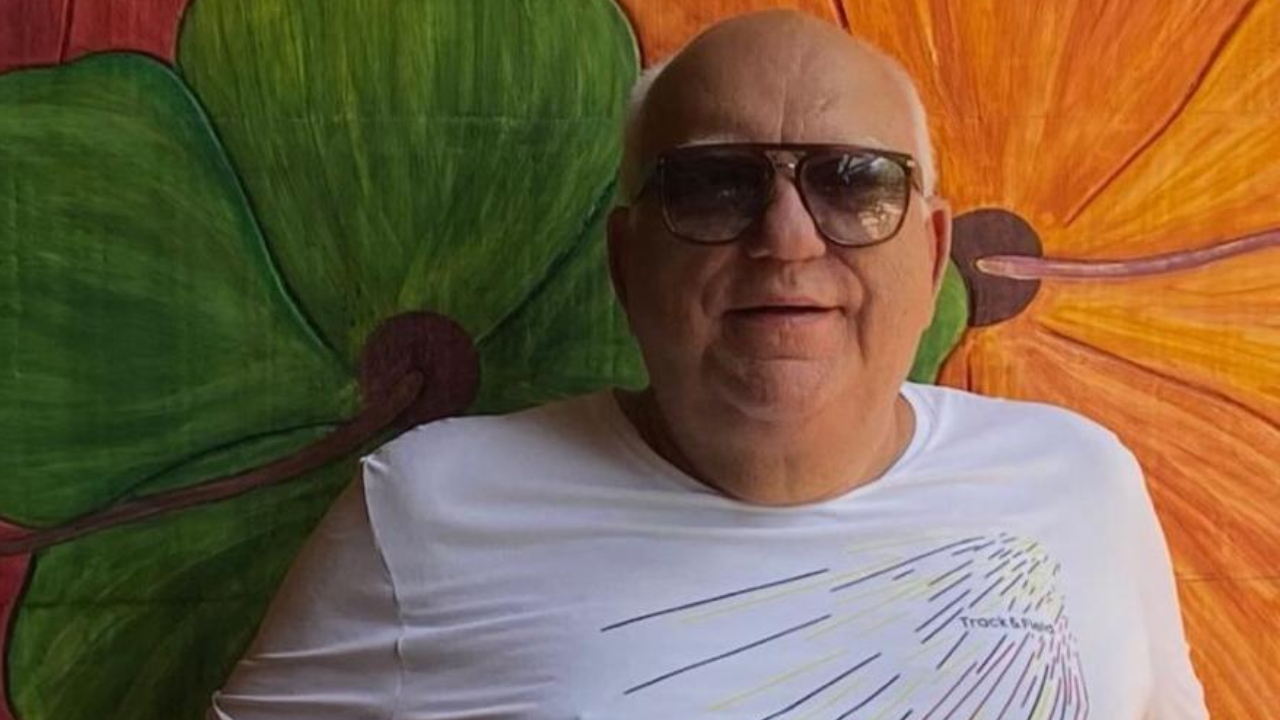 cassio-teodoro-sepultamento Cássio Teodoro com óculos escuro e uma parede com imagens de flores ao fundo