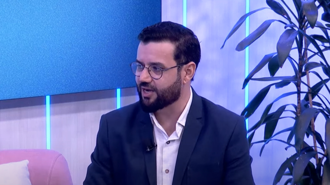 O psicólogo Daniel Vieira durante entrevista ao programa Você com Mônica Cunha, enquanto falava sobre cerebro apodrecido
