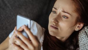 mulher com Cérebro Apodrecido por redes sociais