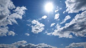 Clima ameno, com sol