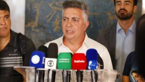 Prefeito de BH em coletiva logo após sua chegada no aeroporto