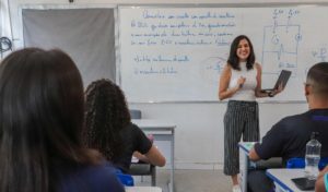 Professora em sala de aula explicando conteúdo