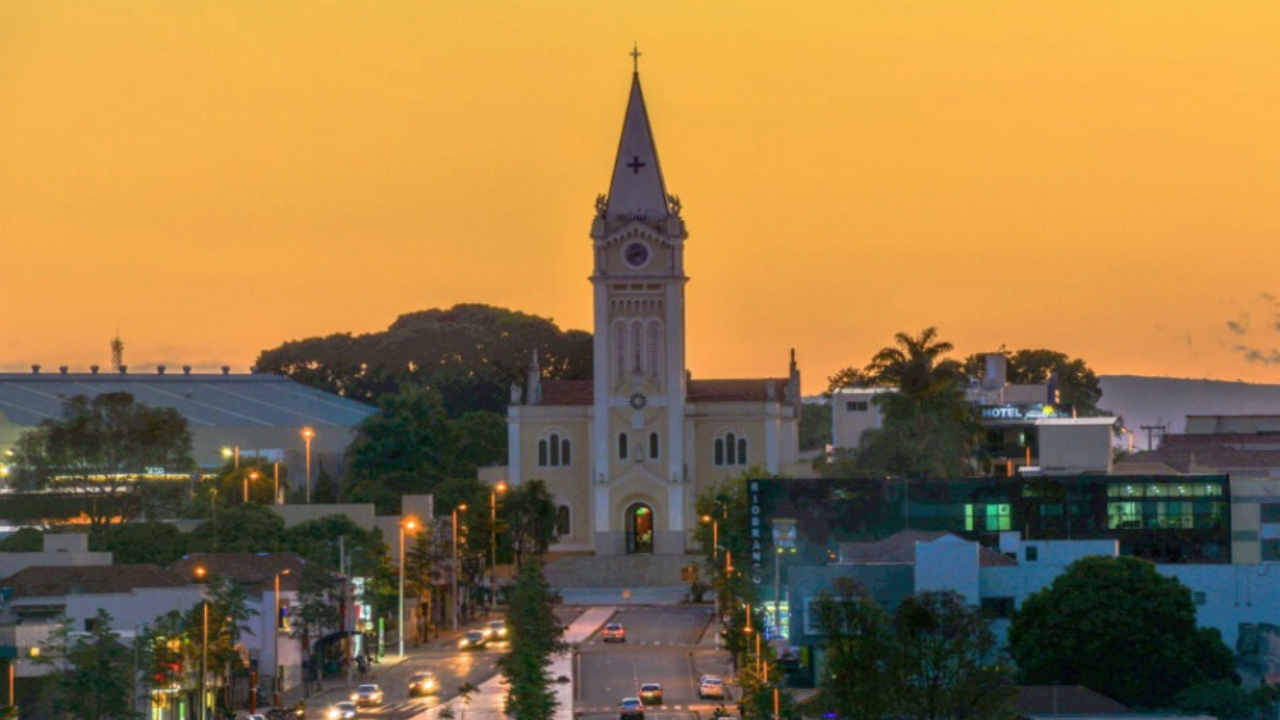 Famosa pelo Grande Hotel e suas águas termais, Araxá está entre melhores destinos para curtir o inverno com opções de turismo histórico, gastronômico e de bem-estar na região. Famosa pelo Grande Hotel e suas águas termais, Araxá está entre melhores destinos para curtir o inverno com opções de turismo histórico, gastronômico e de bem-estar na região.