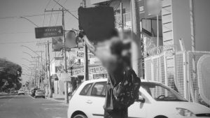 Com placas improvisadas de papelão, pessoas em situação de rua pedem ajuda nas ruas de Uberlândia