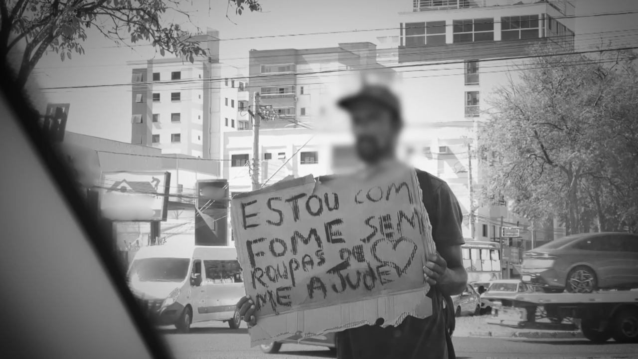 homem segurando uma placa pedindo ajuda para comer e se cobrir do frio homem segurando uma placa pedindo ajuda para comer e se cobrir do frio