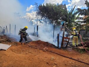 Mulher deixa o fogão a lenha aceso ao deixar o filho na escola e casa é destruída em incêndio