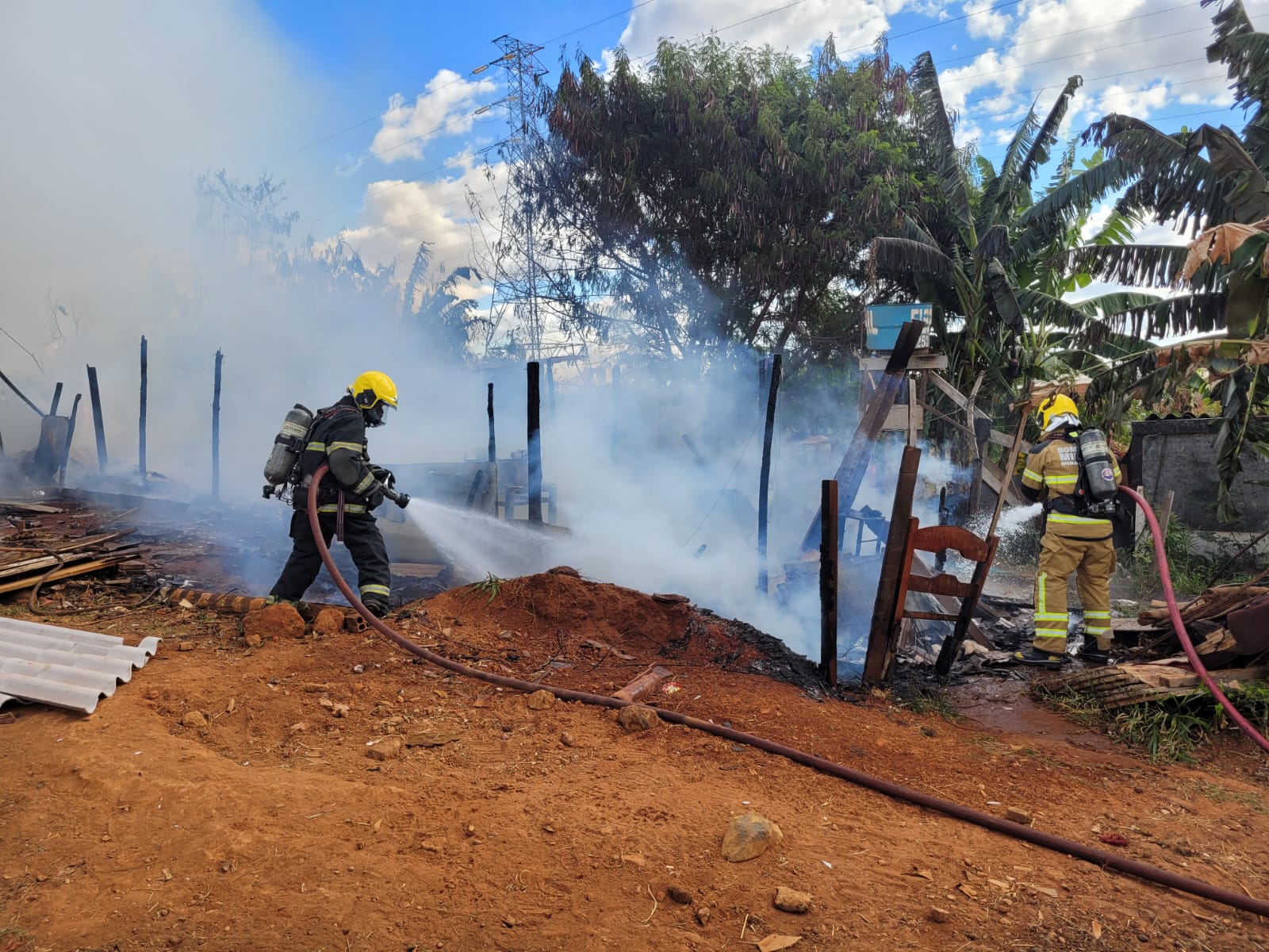 Mulher deixa o fogão a lenha aceso ao deixar o filho na escola e casa é destruída em incêndio