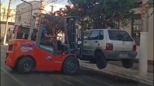 Carro é guinchado por uma empilhadeira em Patos de Minas