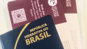 Imagens das redes sociais mostram a comitiva brasileira retornando ao brasil, com foto de visto e passagens aérea e interior de avião