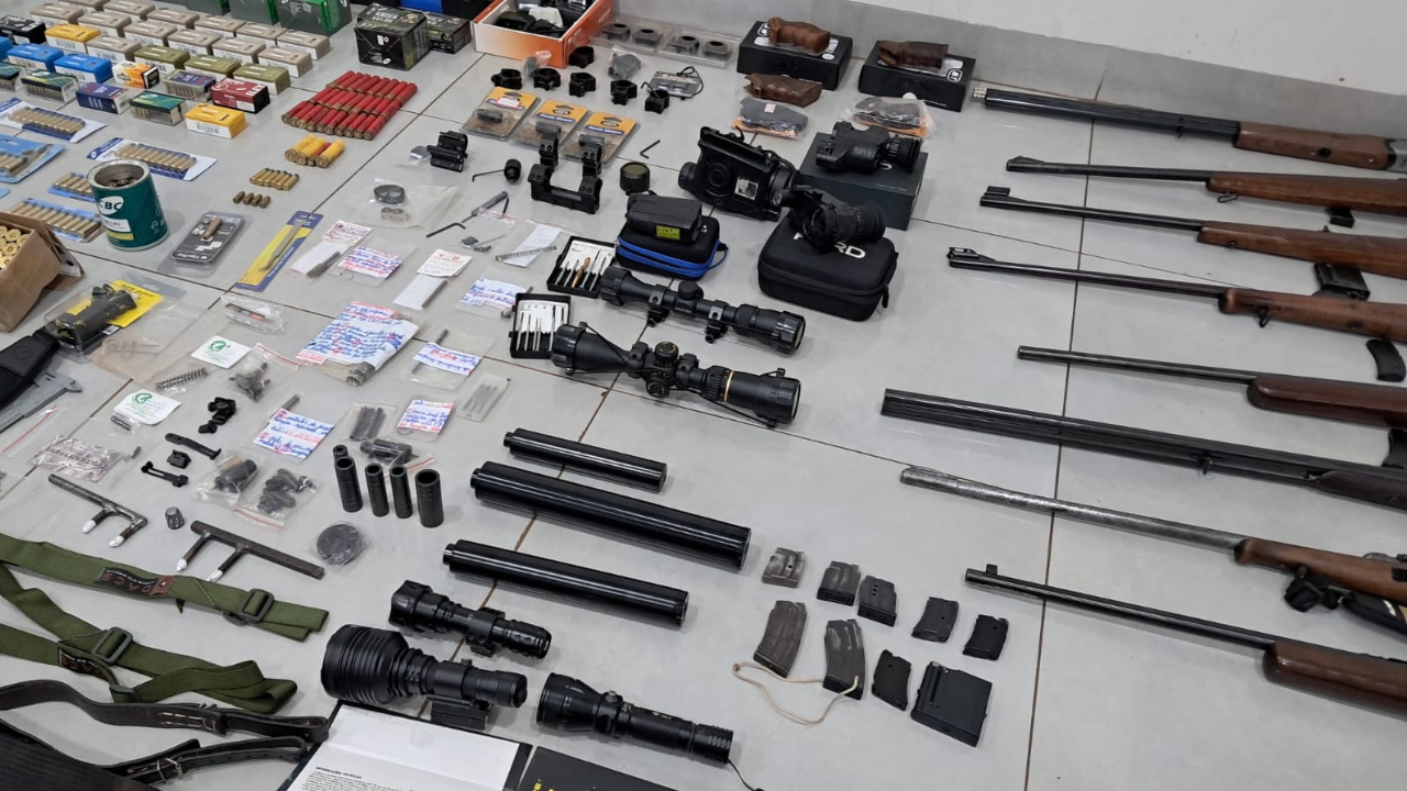 Homem com arsenal de armas é preso