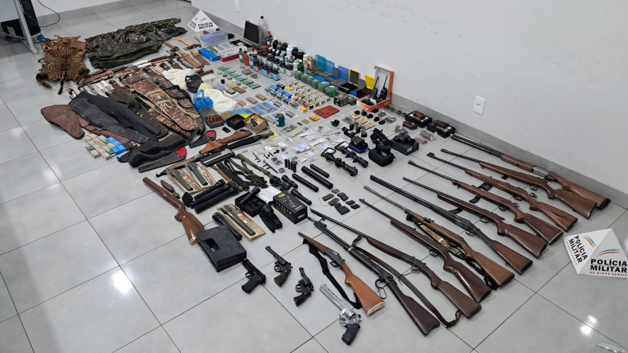Homem com fuzil e arsenal de luxo é preso em imóvel abandonado