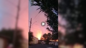 Vídeo de incêndio em vegetação, ao lado de área residencial, em Uberaba