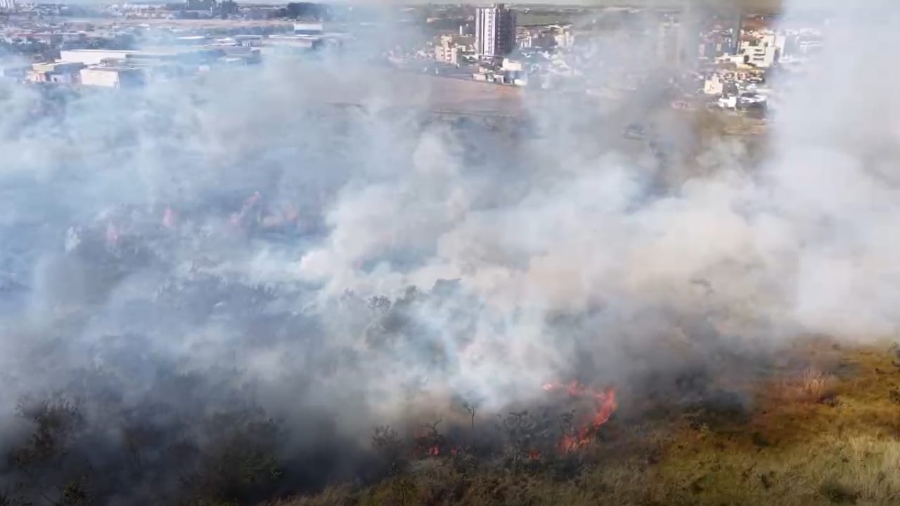 Imagens aéreas revelam a proporção do incêndio no terreno