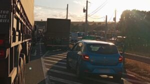 BR-153 segue parada após tombamento de carreta
