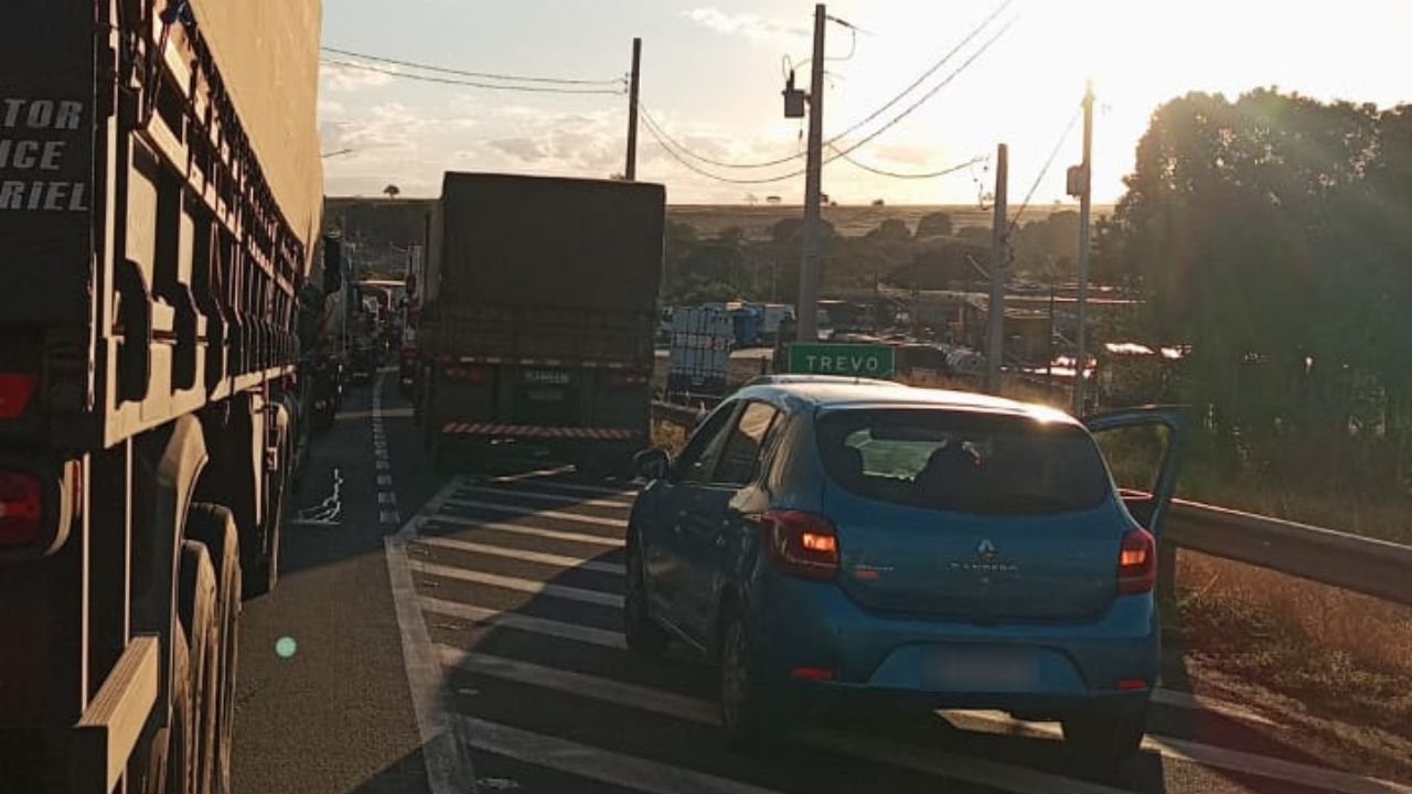 BR-153 segue parada após tombamento de carreta