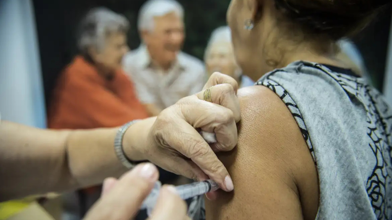 Vacinação contra gripe atinge apenas 10,3% e mortes disparam com internações por SRAG