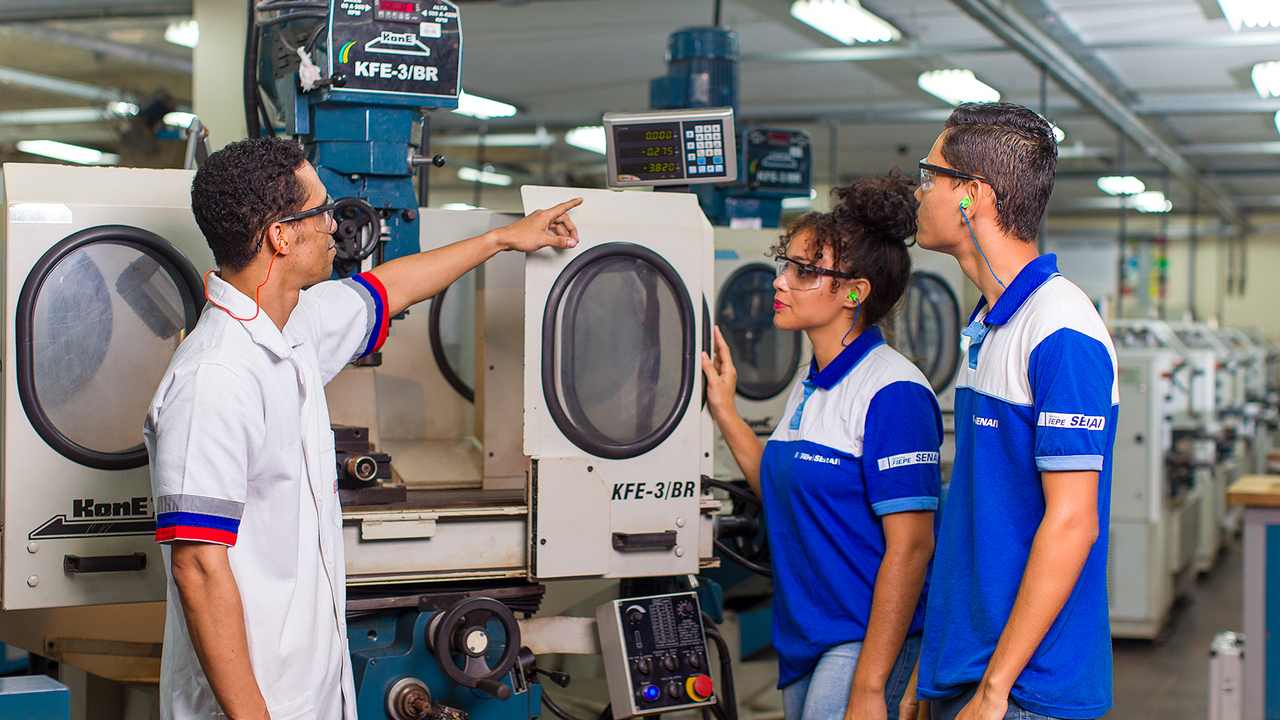 jovem-aprendiz-senai-uberaba Alunos do jovem aprendiz SENAI tem aprendizado nas empresas, alunos estão recebendo orientações do técnico do programa