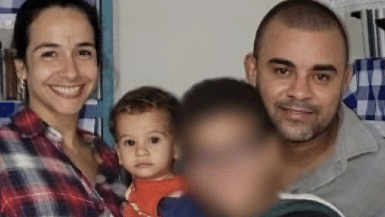 Namorada de jovem que matou família no RJ recebeu mensagens durante o crime