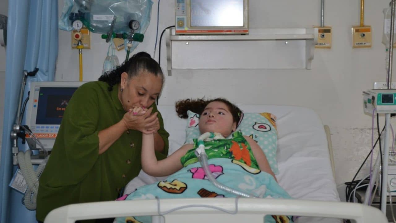 Maria Nicolle, menina com doença degenerativa, recebeu alta após 12 anos hospitalizada em Uberaba