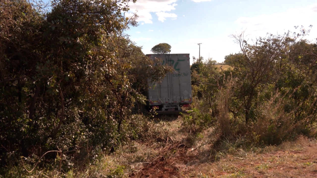 O caminhão foi parar em uma área de mata próximo a rodovia O caminhão foi parar em uma área de mata próximo a rodovia
