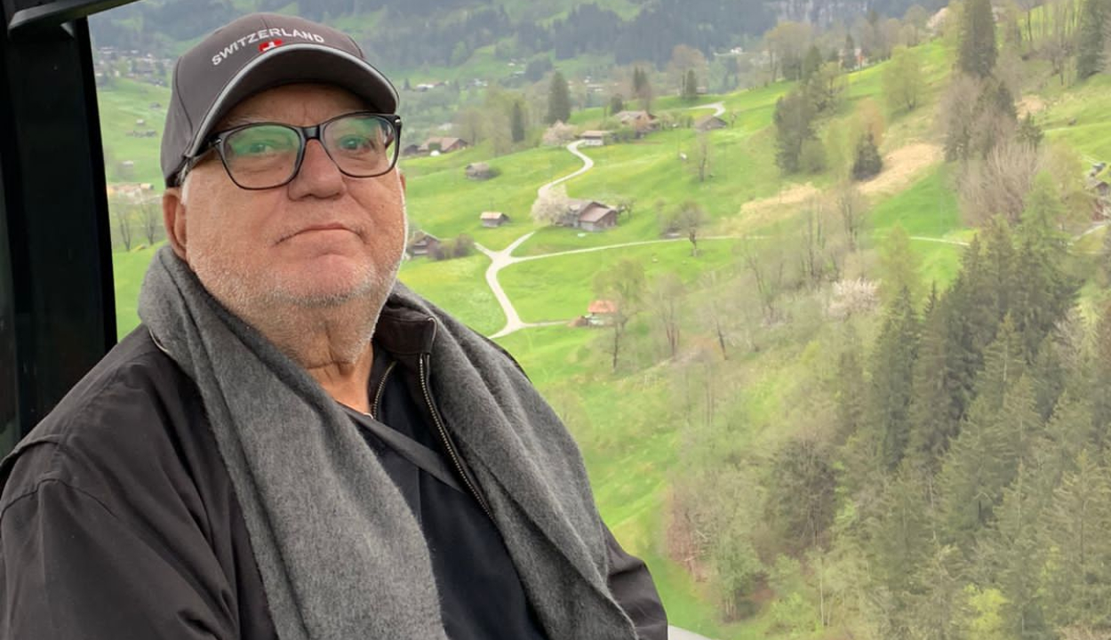 morre-cassio-teodoro Cássio Teodoro Ribeiro posando para foto, com vegetação ao fundo e vestes cobrindo grande parte do corpo