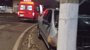 motorista bate em poste e é hospitalizado em estado grave