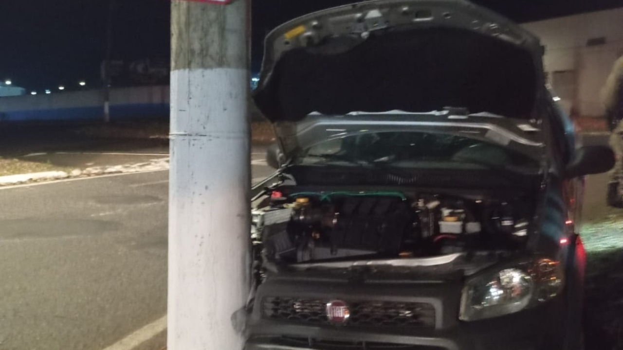 Motorista sofre trauma grave após bater em poste em Araxá
