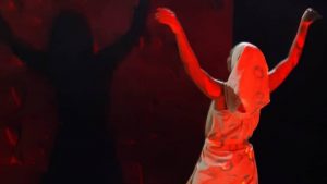 Espetáculo de teatro gratuito retrata lembranças de mulher confinada em espaço manicomial