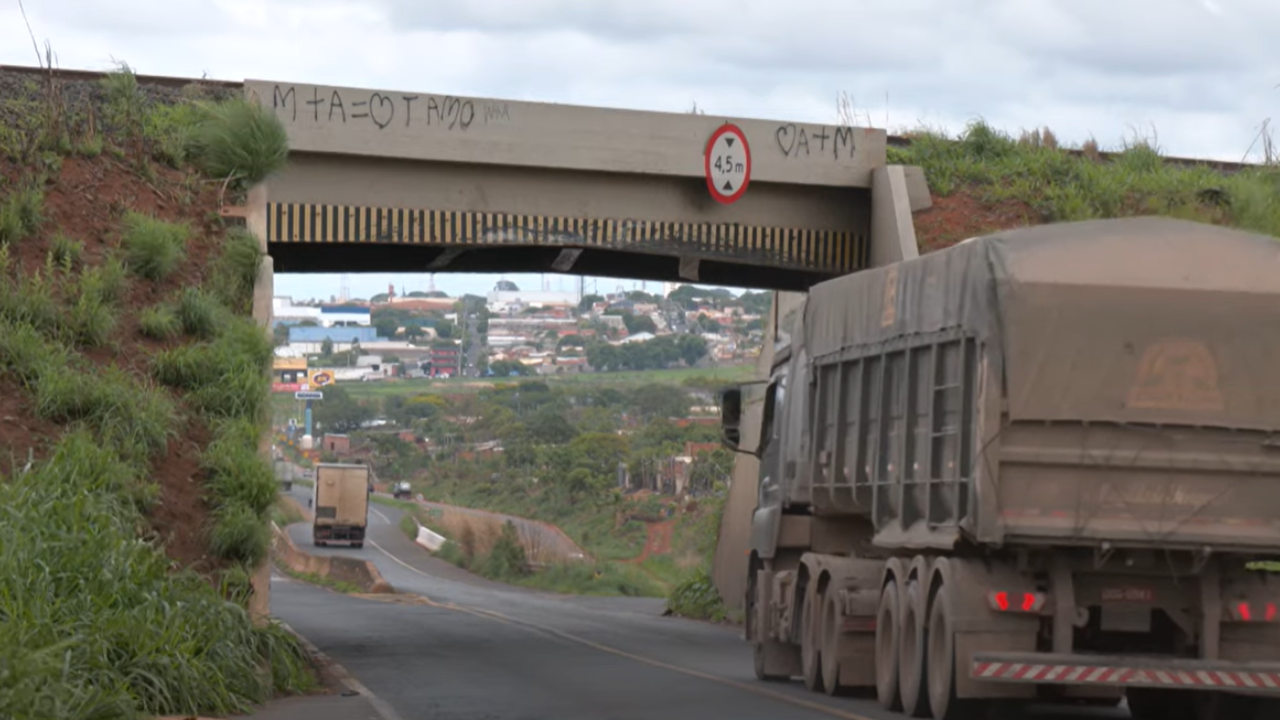 FCA tem 15 dias para comprovar medidas no Pontilhão da BR-365, decide Justiça FCA tem 15 dias para comprovar medidas no Pontilhão da BR-365, decide Justiça