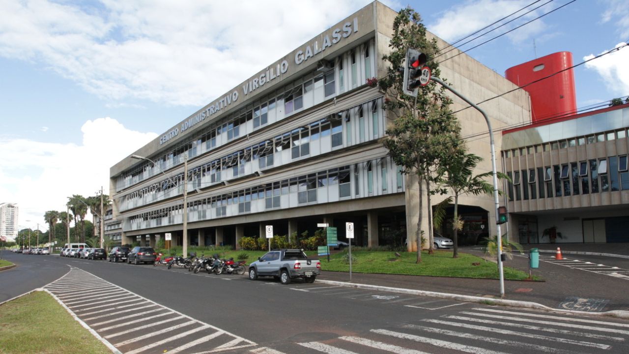 prefeitura-de-uberlandia-abre-edital-para-concurso Estrutura do Centro administrativo Virgílio Galassi, imagem do prédio e movimentação das ruas ao entorno; onde o Concurso da Prefeitura de Uberlândia prevê atuação dos servidores