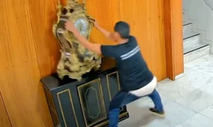 Homem quebrando relógio histórico do século 17 no Palácio do Planalto, nos atos de 8 de janeiro de 2023