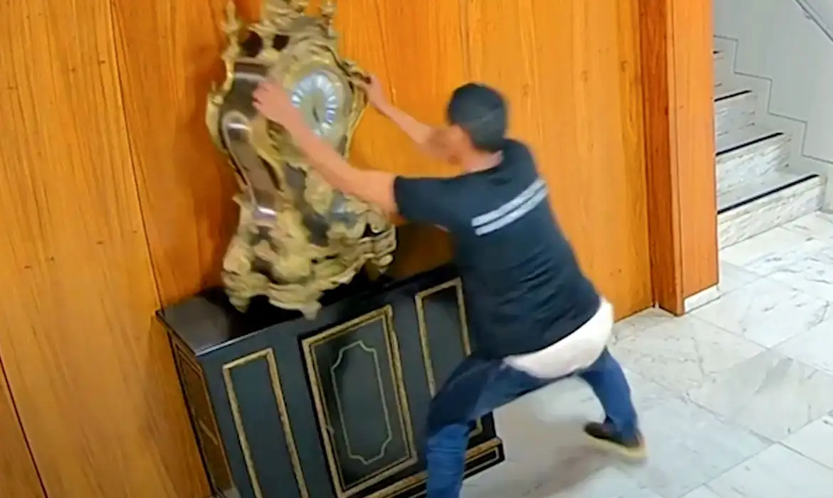 Homem quebrando relógio histórico do século 17 no Palácio do Planalto, nos atos de 8 de janeiro de 2023