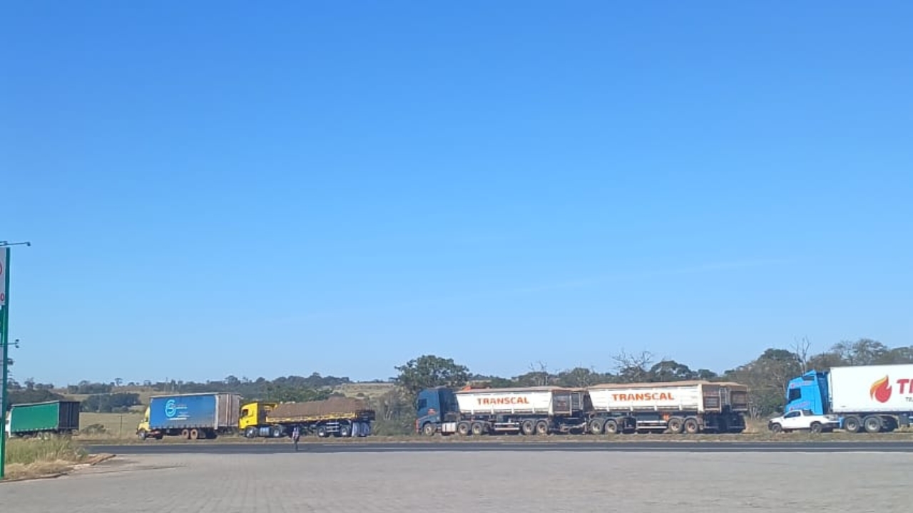 Após o tombamento da carreta, a rodovia foi interditada por risco de explosão e um engarrafamento se formou Após o tombamento da carreta, a rodovia foi interditada por risco de explosão e um engarrafamento se formou