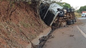 Risco de explosão em caminhão tombado
