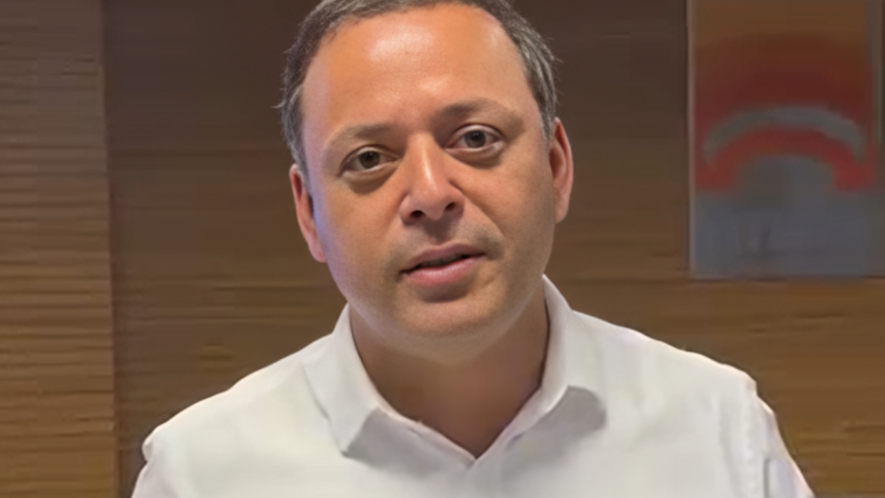 Rodrigo Neves anuncia que Prefeitura de Niterói vai custear translado do corpo de Juliana Marins Rodrigo Neves anuncia que Prefeitura de Niterói vai custear translado do corpo de Juliana Marins
