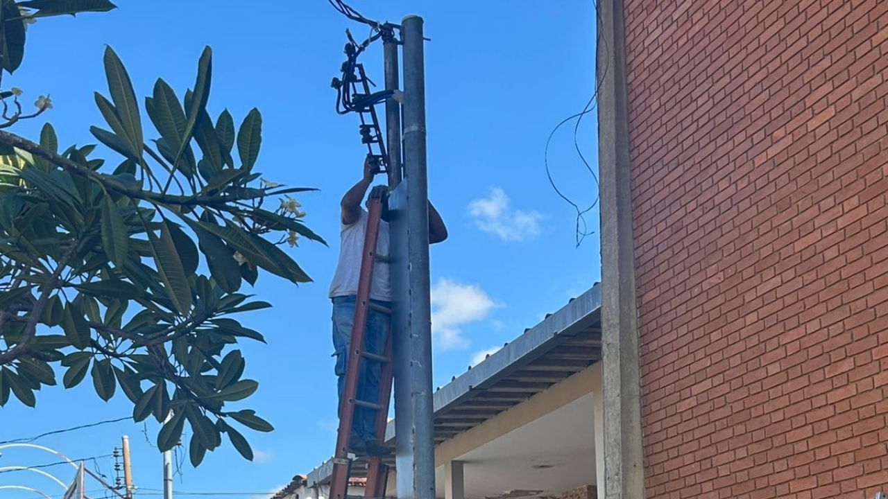 Profissional trabalhando em reparos após o roubo