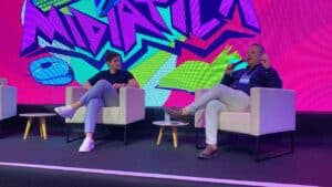 Palestrantes no palco debatendo sobre o DTV+