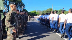 Jovens que passaram no alistamento militar em Uberlândia