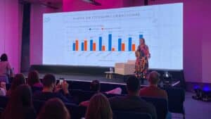 Sandra Steca palestrando sobre análise de dados e comportamento do consumidor
