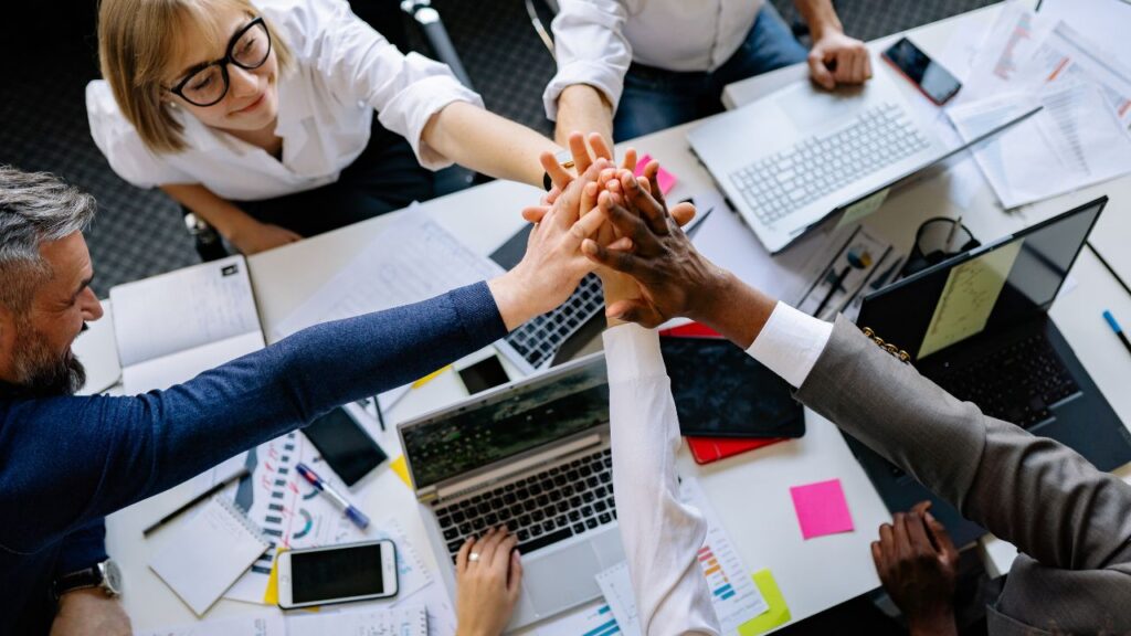 colegas de trabalho fazendo cumprimento colegas de trabalho fazendo cumprimento