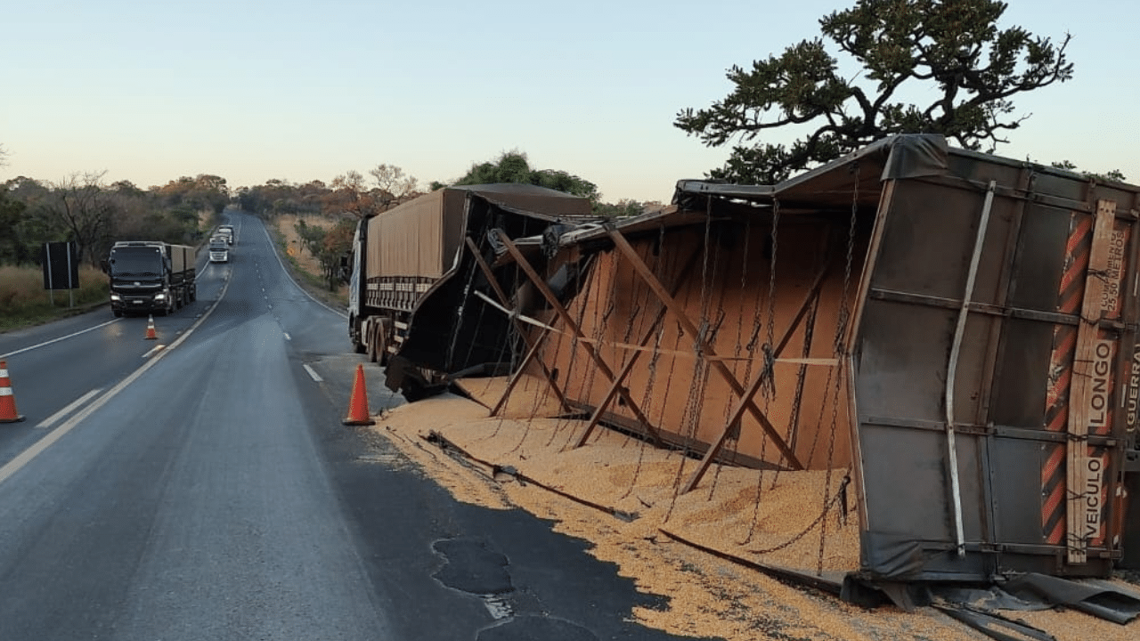 Colisão entre carretas interdita BR-153 em Monte Alegre de Minas