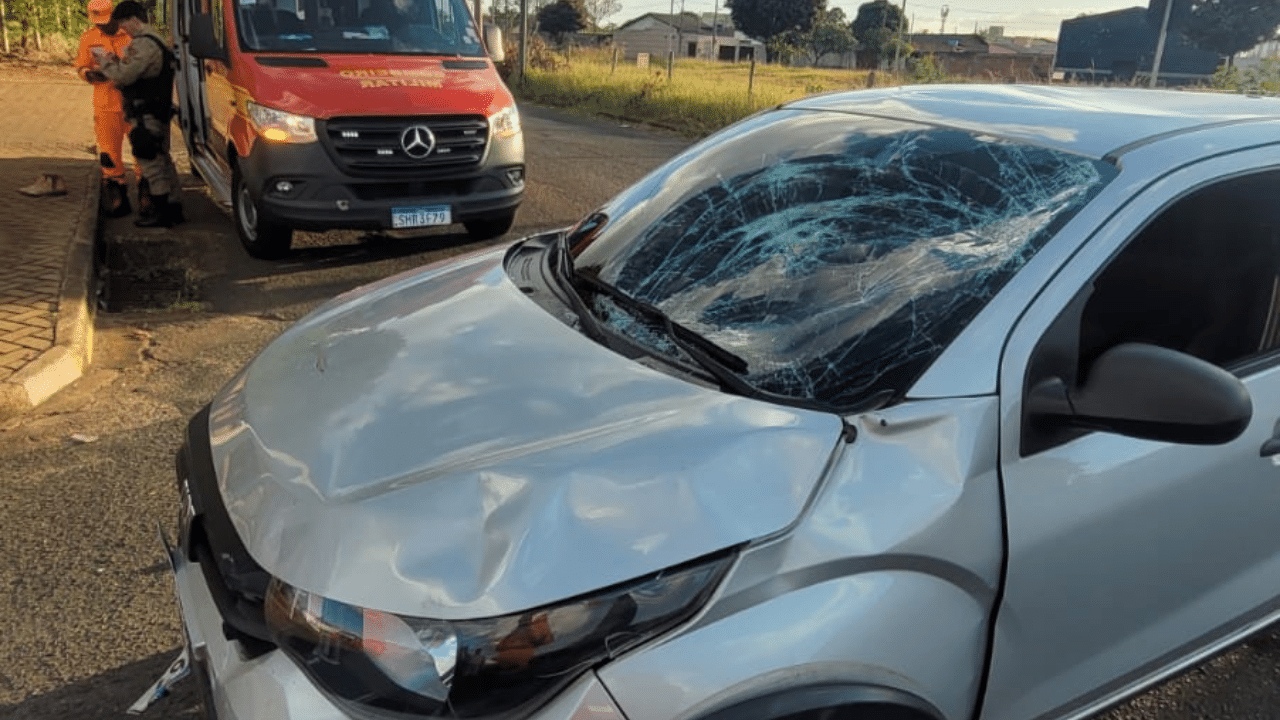 Condutor sofre fraturas e grávida é encaminhada ao hospital após batida entre carro e moto em Uberlândia