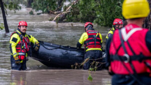 Bombeiros em atividades de resgates no Texas