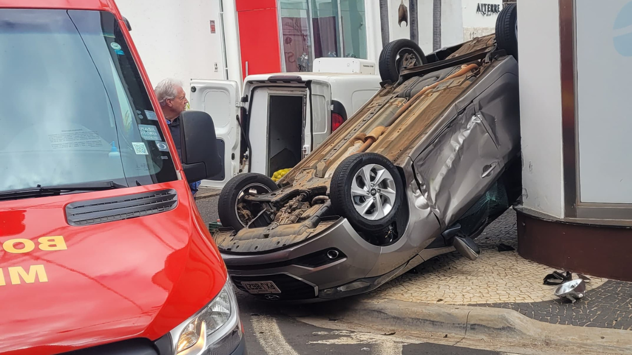 Carro capota após batida no Centro de Uberlândia e deixa condutora ferida