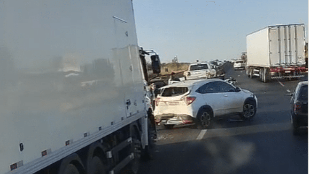 Motociclistas ficam feridos após engavetamento com 4 veículos na BR-050 Motociclistas ficam feridos após engavetamento com 4 veículos na BR-050