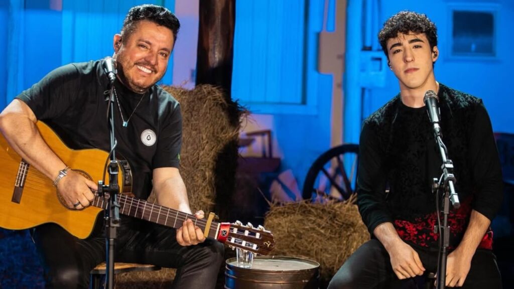 Bruno e seu filho, Enzo Rabelo durante show